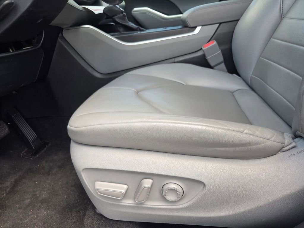 Used 2022 Toyota Highlander XLE image 13