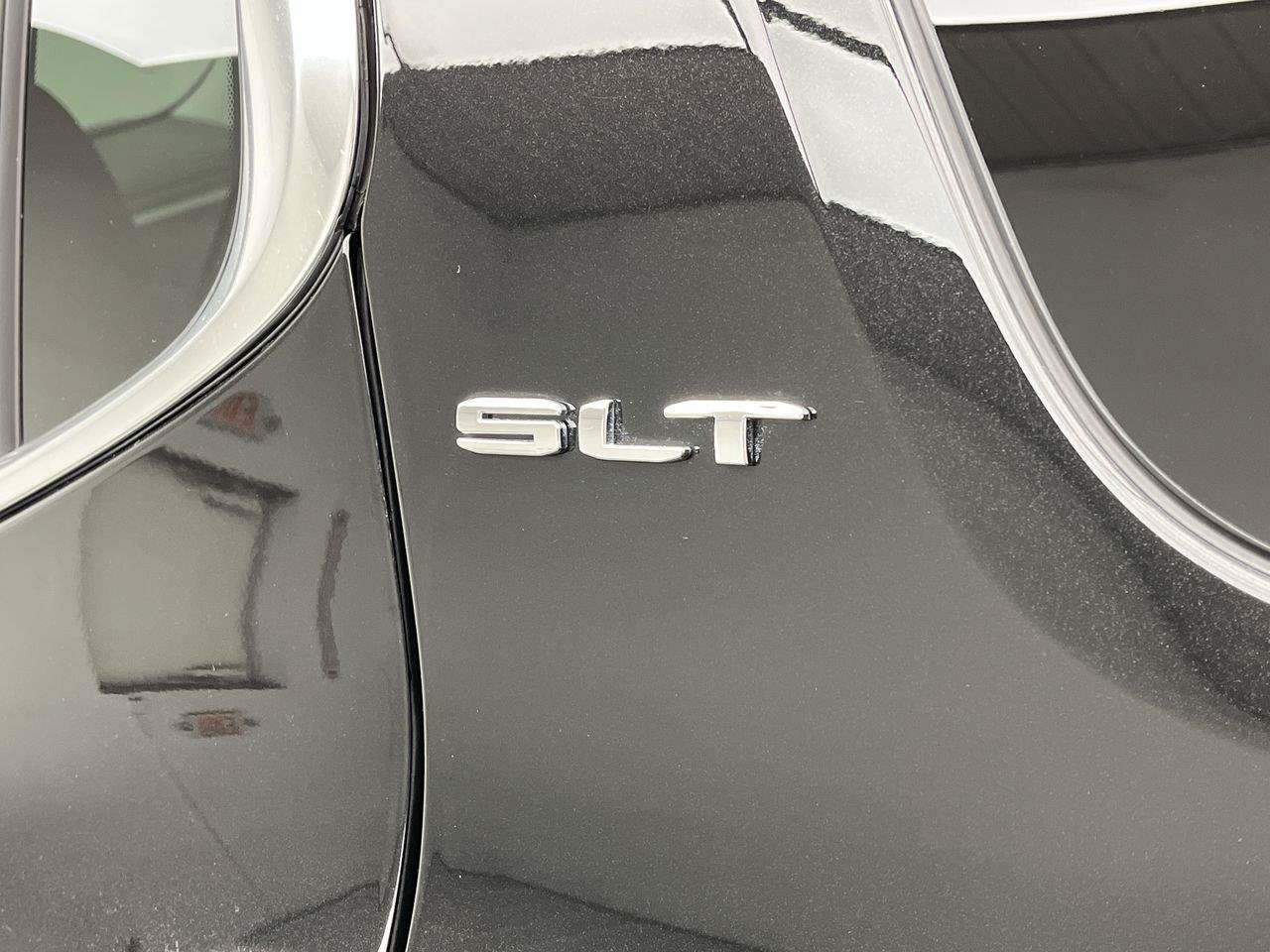 Certified 2023 GMC Acadia SLT AWD/4WD image 6