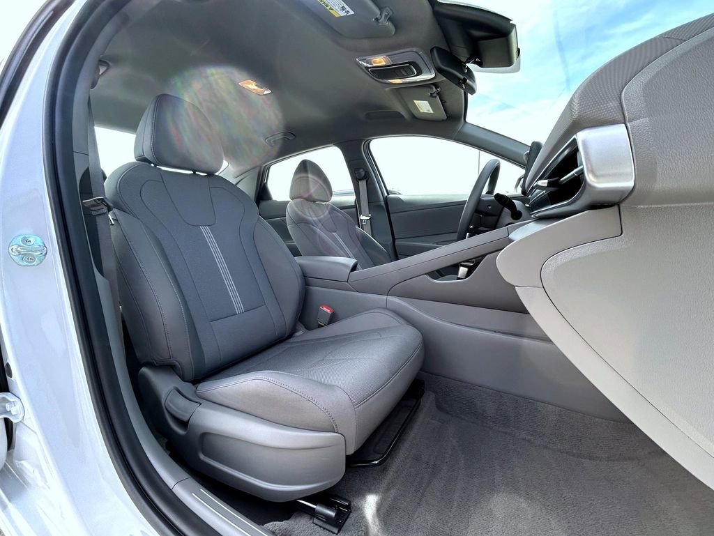 Used 2025 Hyundai Elantra SE image 17
