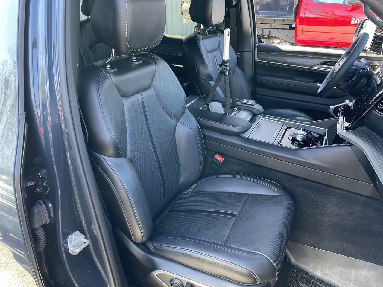 Used 2024 Jeep Wagoneer Series II w/ Flexible Seating Group AWD/4WD image 41
