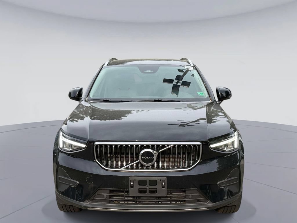 Used 2025 Volvo XC40 B5 Core w/ Protection Package Premier AWD/4WD image 4