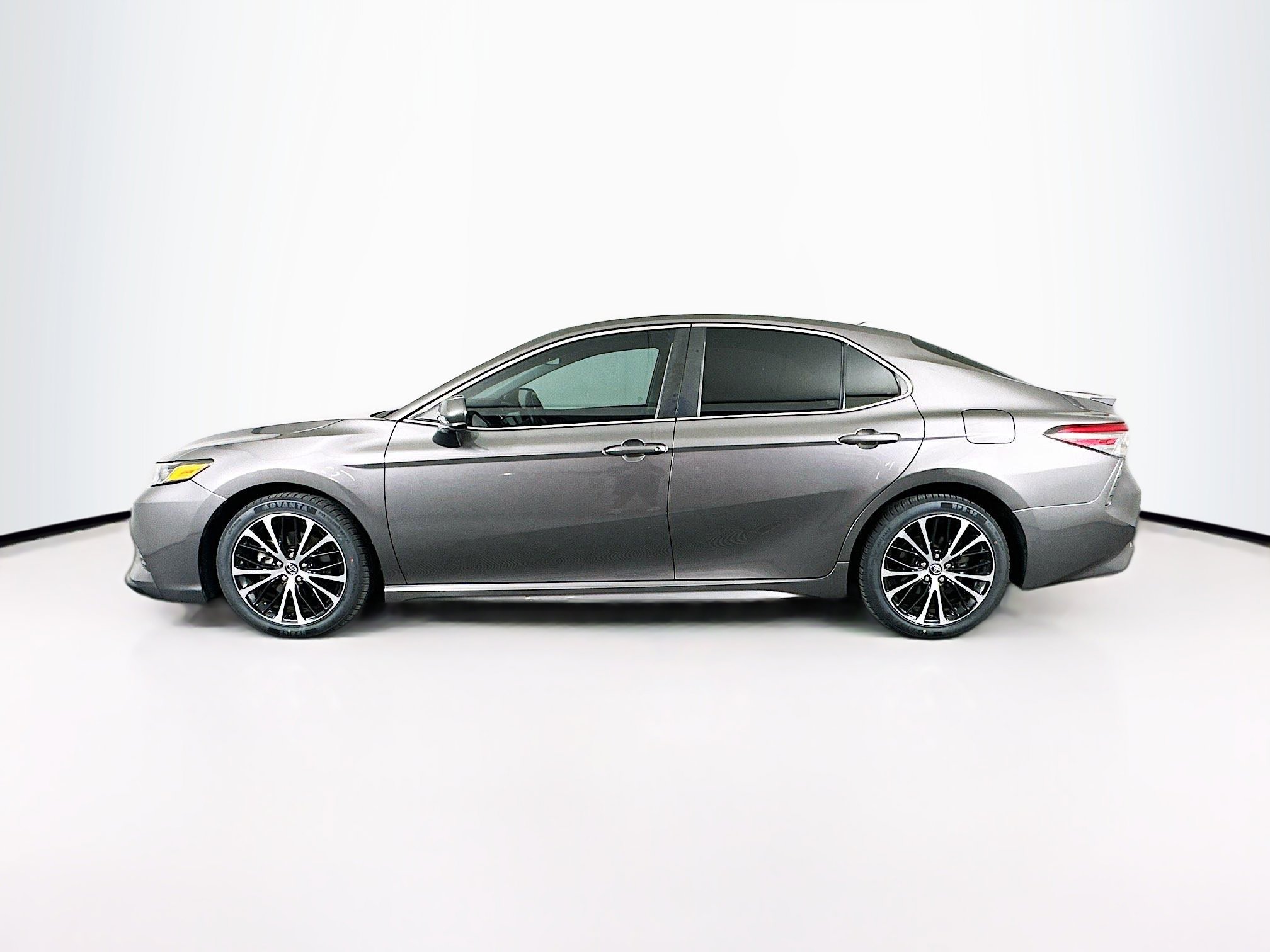 Used 2019 Toyota Camry SE image 4