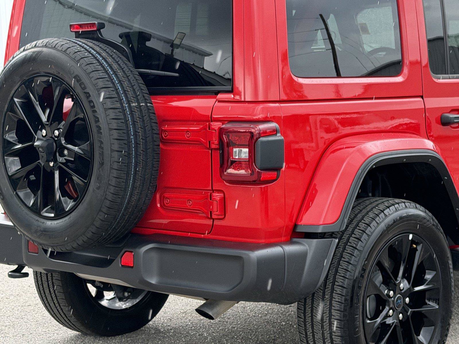 Used 2025 Jeep Wrangler Unlimited Sahara AWD/4WD image 11