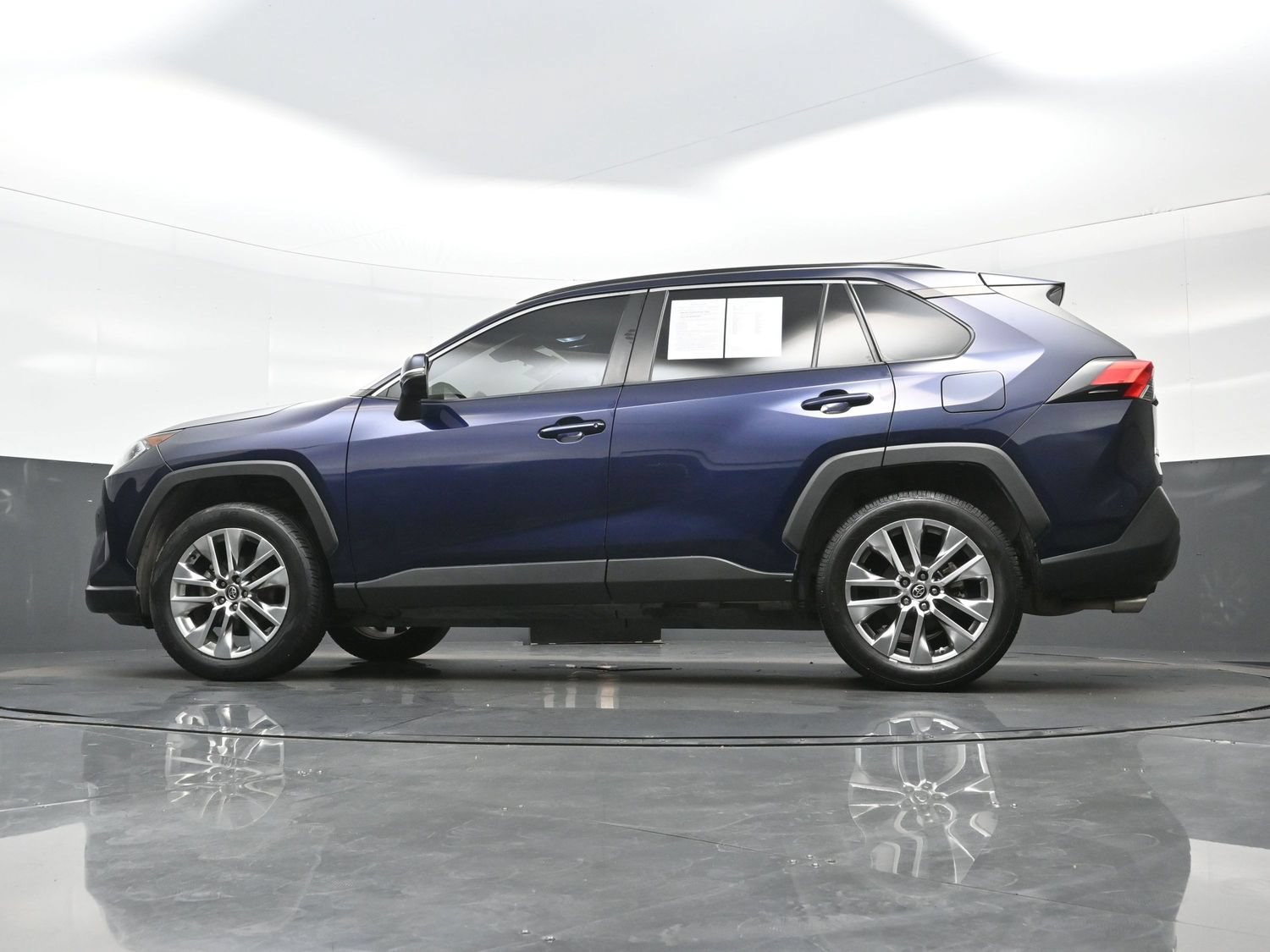 Used 2020 Toyota RAV4 XLE Premium FWD image 29