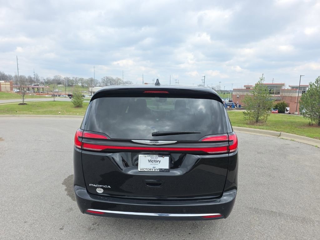 Used 2024 Chrysler Pacifica Touring-L image 6