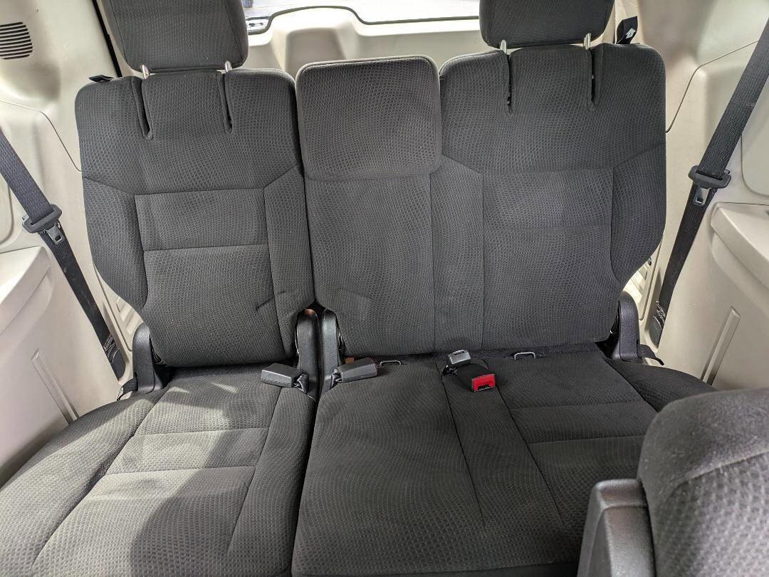 Used 2015 Dodge Grand Caravan SXT w/ UConnect Hands-Free Group image 16