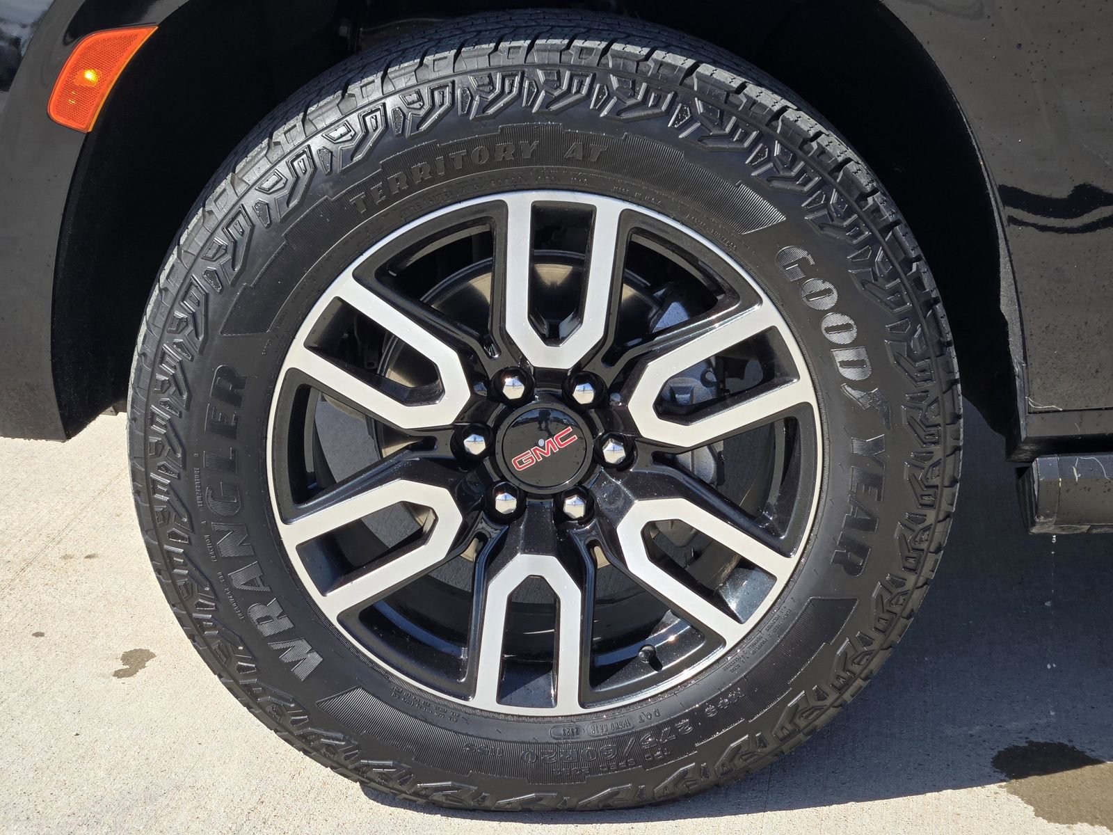 Used 2023 GMC Yukon XL AT4 w/ Technology Package image 15