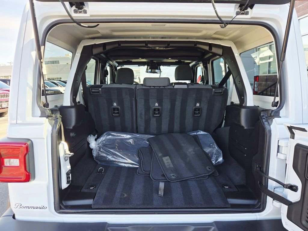 Used 2025 Jeep Wrangler Unlimited Sahara image 13