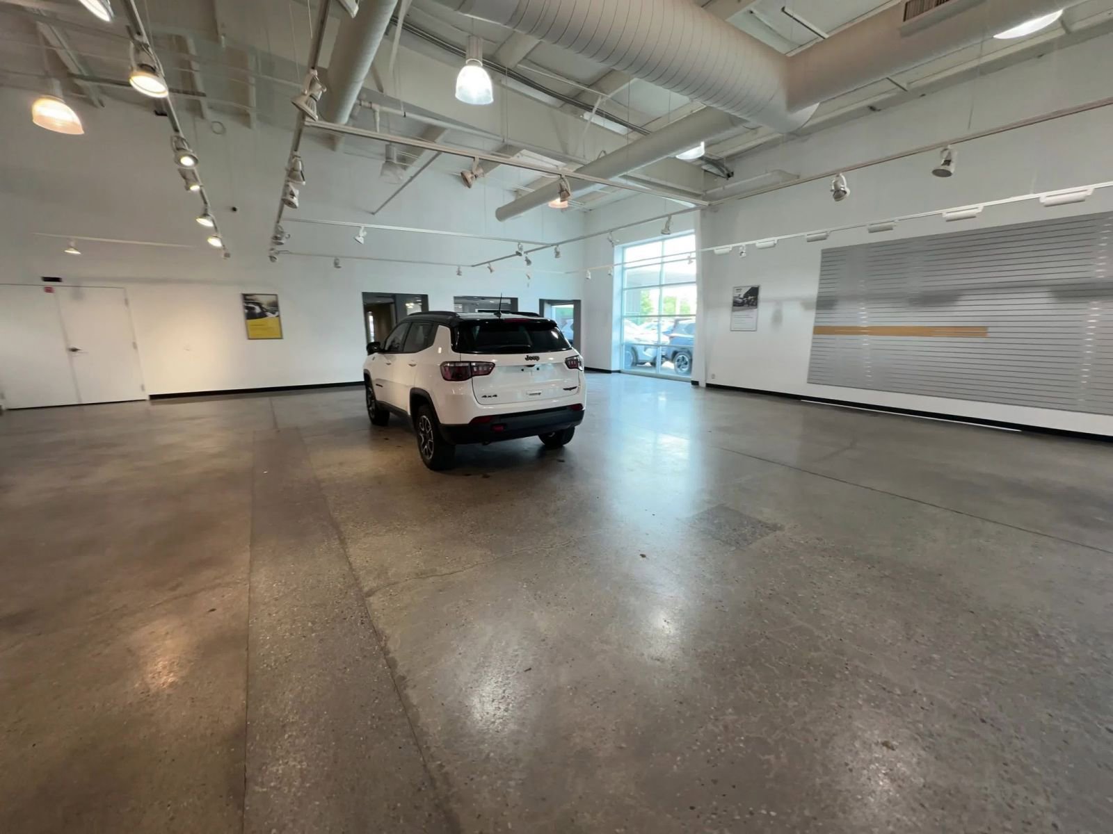 Used 2025 Jeep Compass Trailhawk AWD/4WD image 14