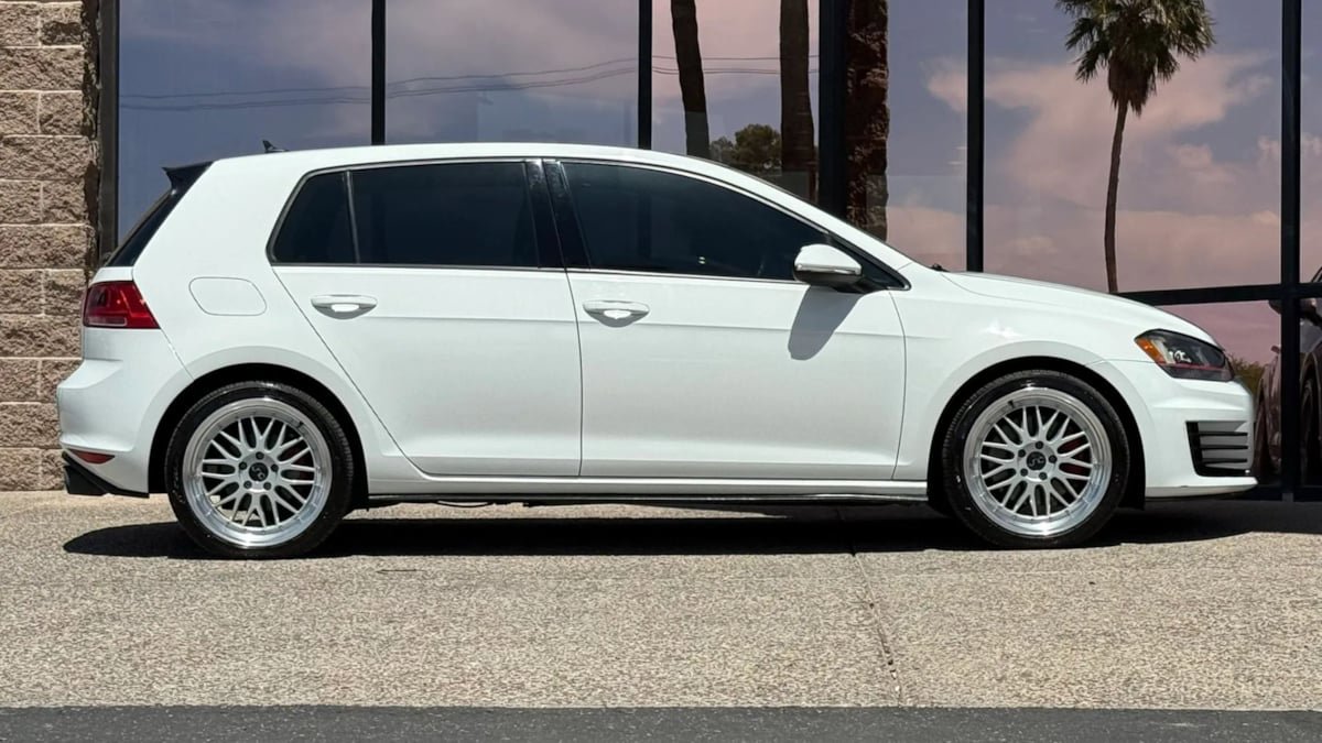 Used 2016 Volkswagen GTI SE w/ Lighting Package (SEL) FWD image 15