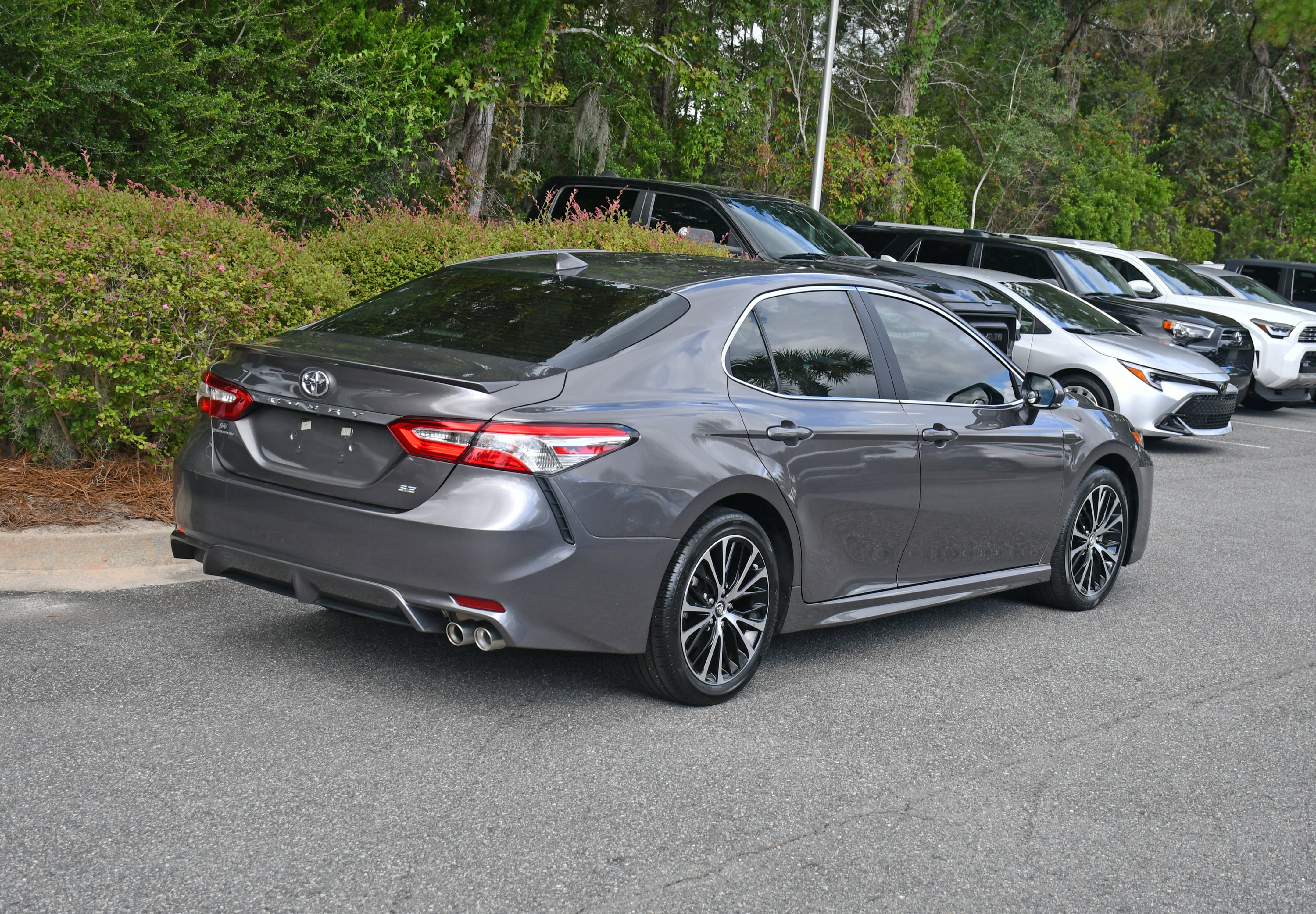 Used 2020 Toyota Camry SE w/ Convenience Package FWD image 4