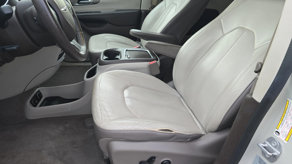 Used 2017 Chrysler Pacifica Touring-L Plus w/ Tire & Wheel Group FWD image 13