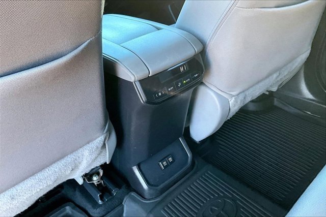 Used 2020 Toyota Highlander LE image 10