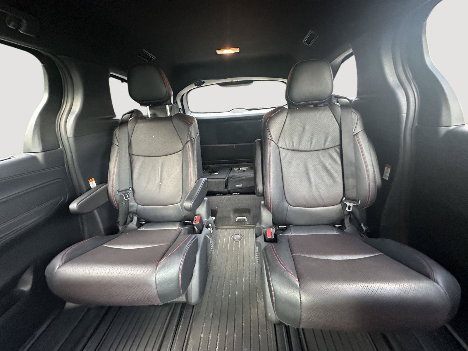 Used 2025 Toyota Sienna XSE FWD image 12