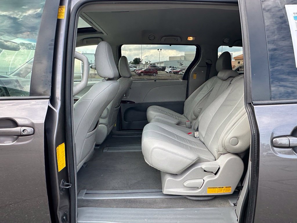 Used 2014 Toyota Sienna XLE FWD image 28