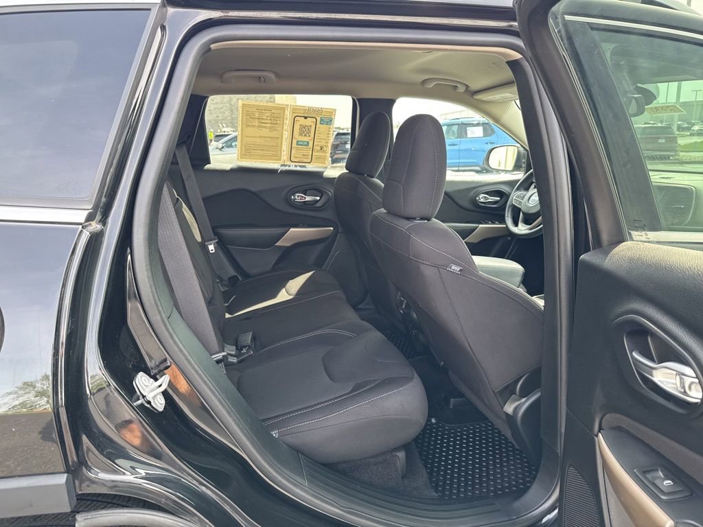 Used 2017 Jeep Cherokee Latitude w/ Cold Weather Group FWD image 37