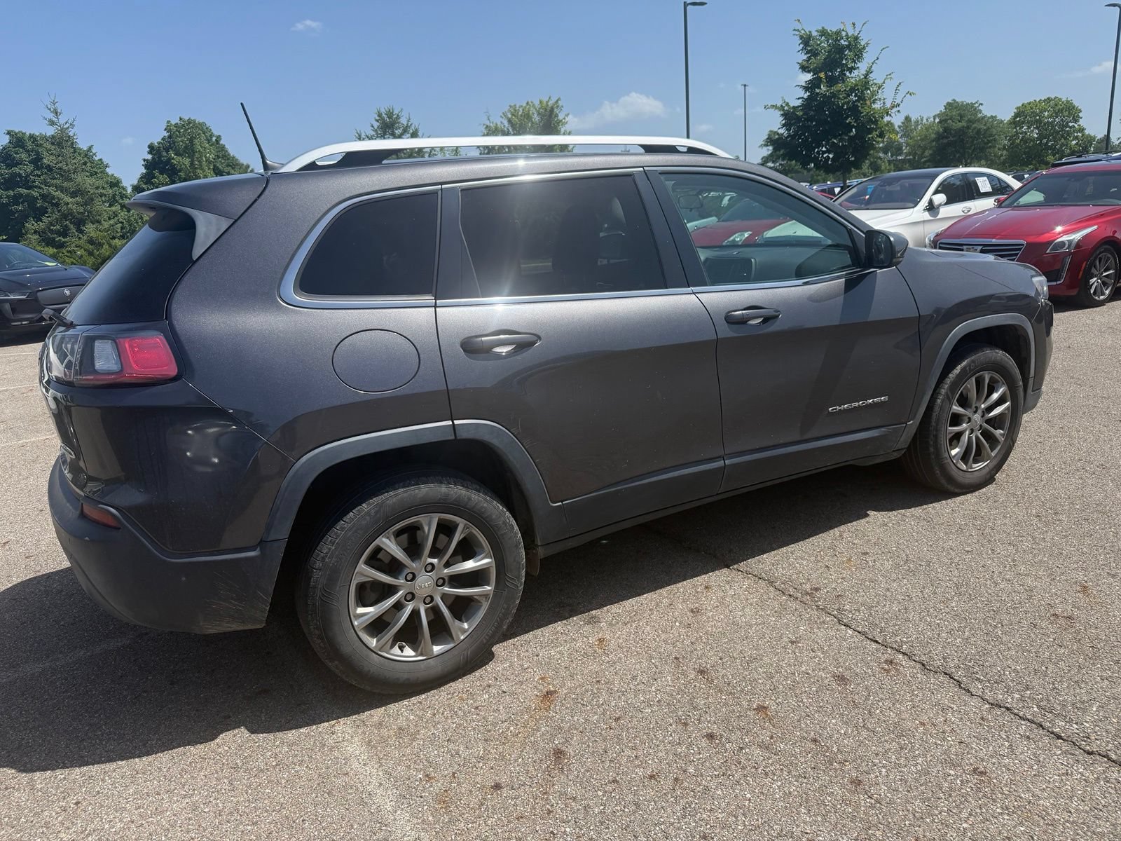 Used 2019 Jeep Cherokee Latitude Plus w/ Cold Weather Group AWD/4WD image 5