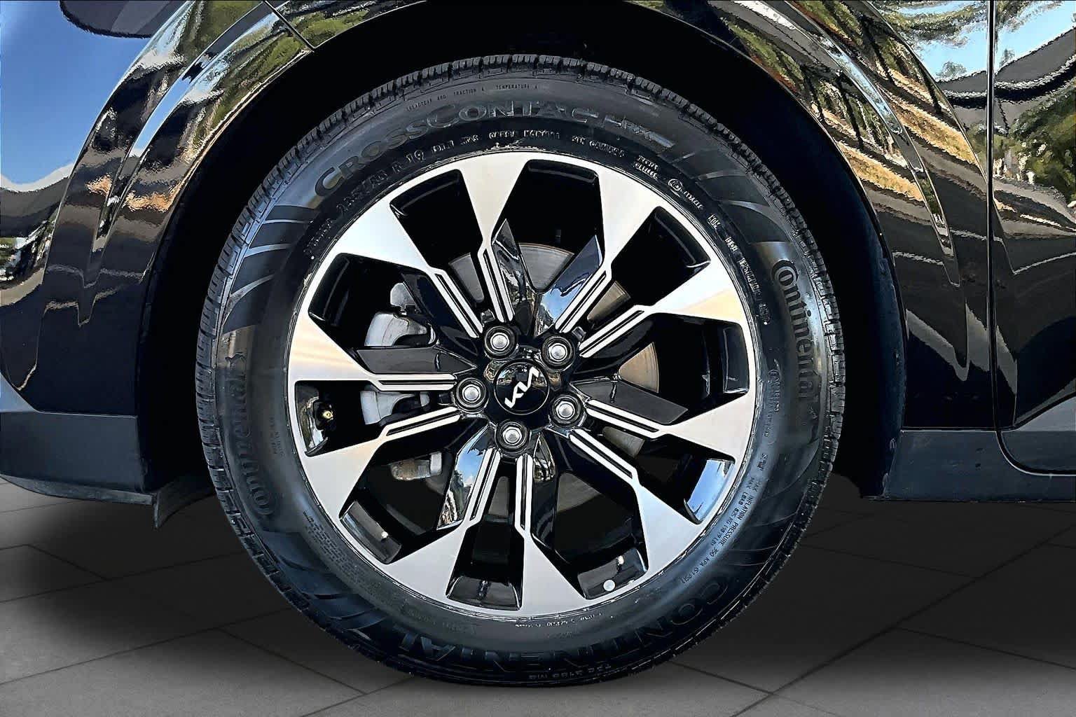 Used 2024 Kia Carnival EX FWD image 11