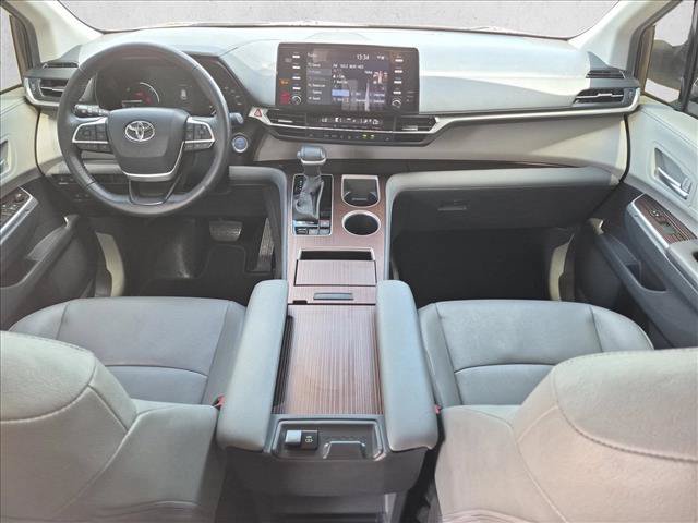 Used 2024 Toyota Sienna XLE FWD image 16
