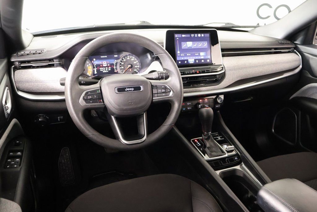 Used 2025 Jeep Compass Sport image 2