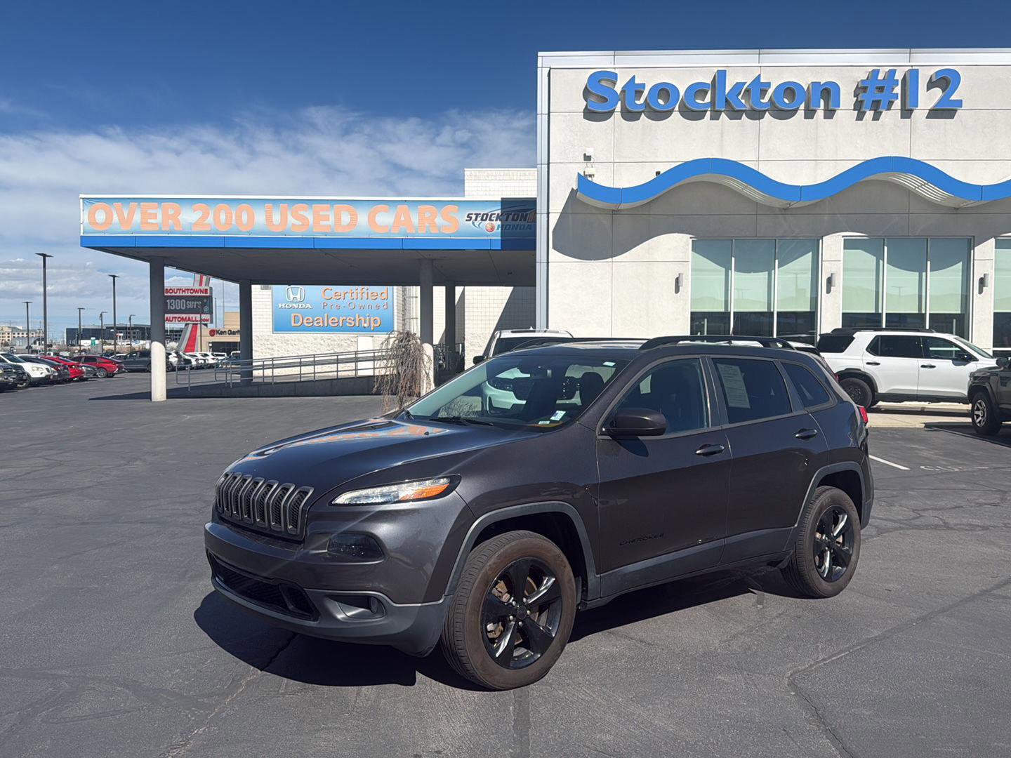Used 2016 Jeep Cherokee Latitude w/ Cold Weather Group image 1