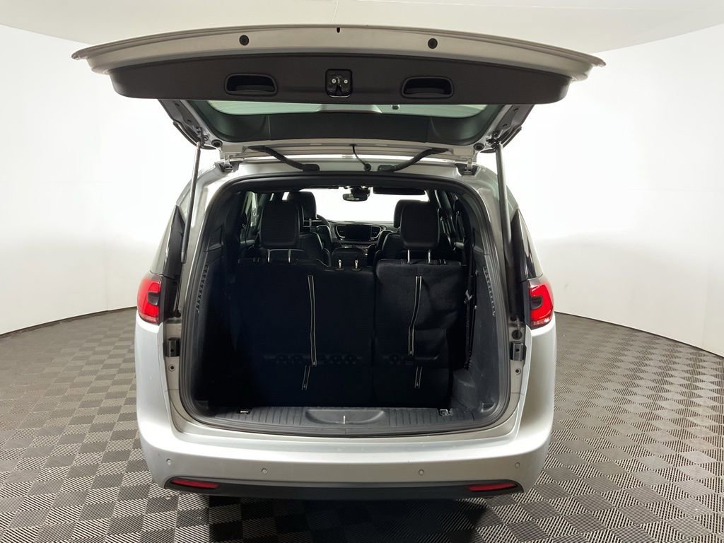 Used 2022 Chrysler Pacifica Touring-L w/ Uconnect Theater Family Group image 17