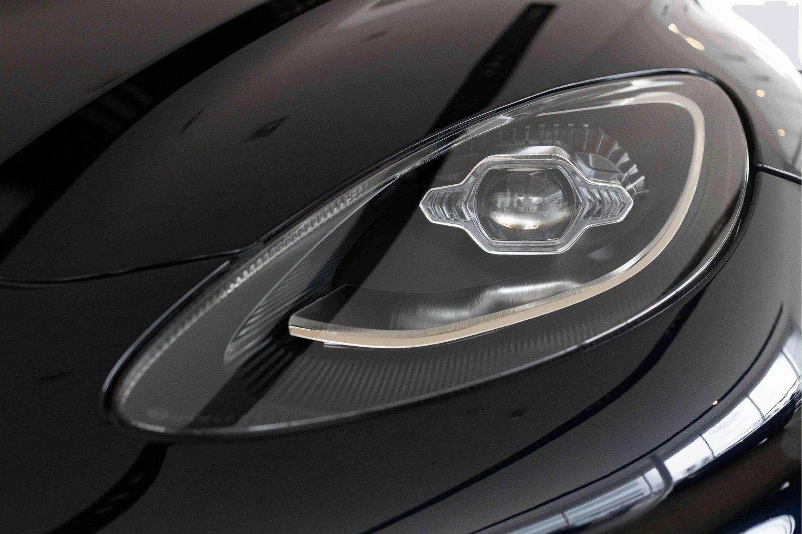 New 2025 Aston Martin DBX 707 image 8