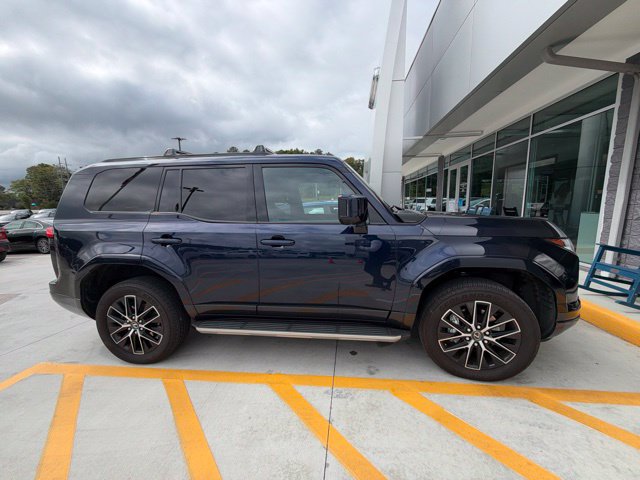 Used 2025 Lexus GX 550 w/ Accessory Package (2T) AWD/4WD image 11
