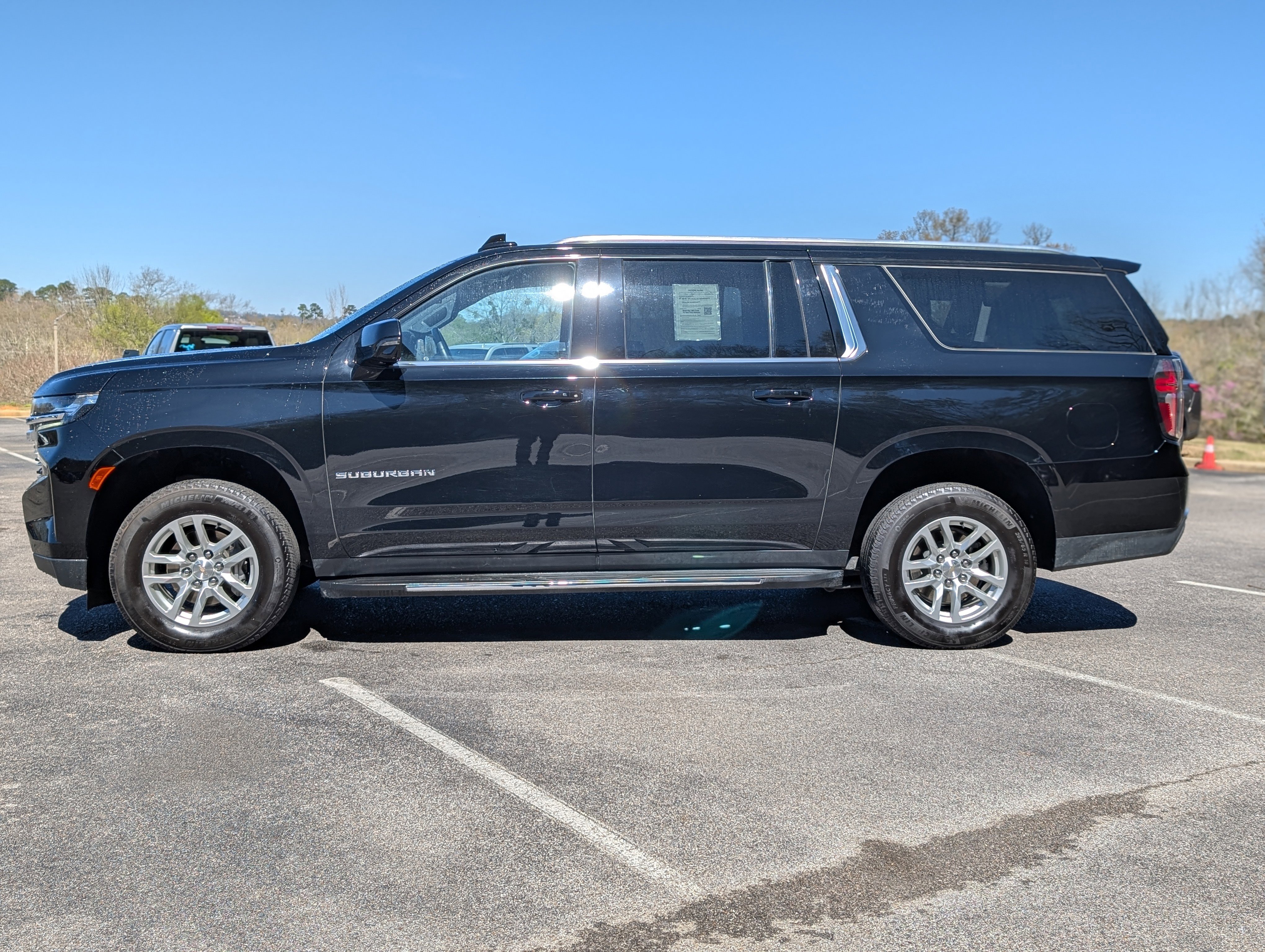 Used 2024 Chevrolet Suburban LT w/ Luxury Package RWD image 6