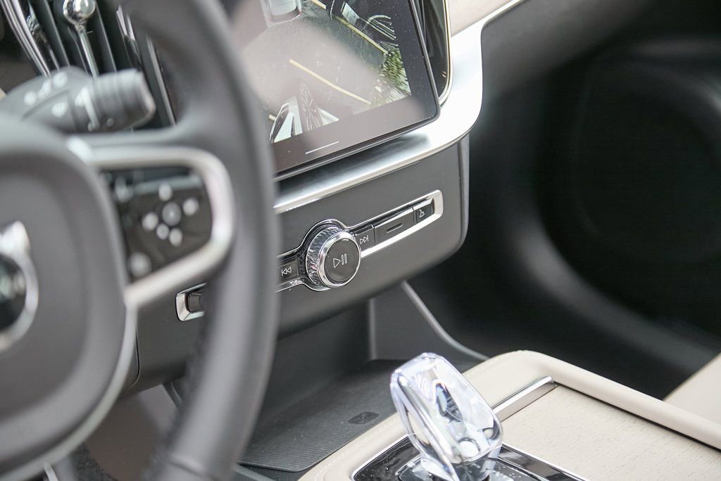 New 2026 Volvo XC90 B6 Plus w/ Protection Package Premier image 16