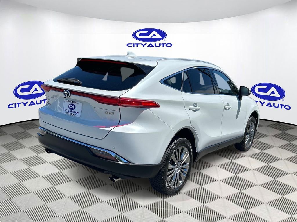 Used 2024 Toyota Venza XLE AWD/4WD image 3