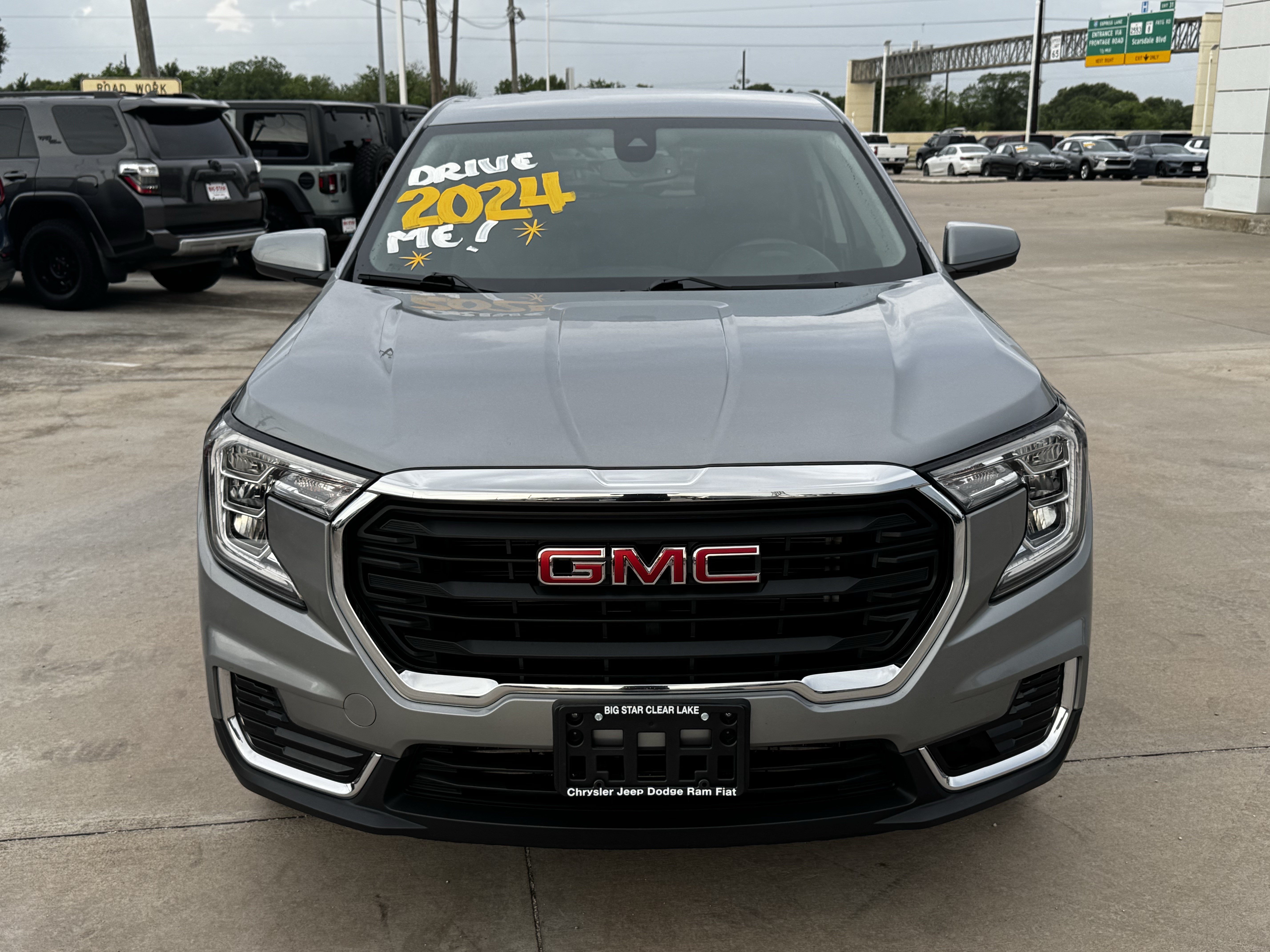 Used 2024 GMC Terrain SLE FWD image 3