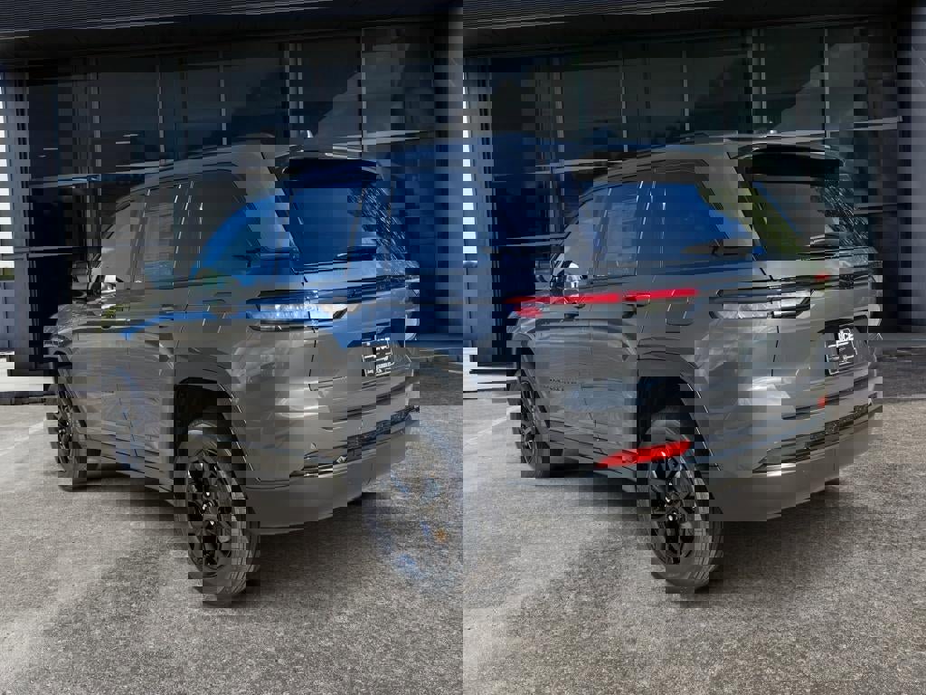 New 2025 Jeep Grand Cherokee Altitude image 5