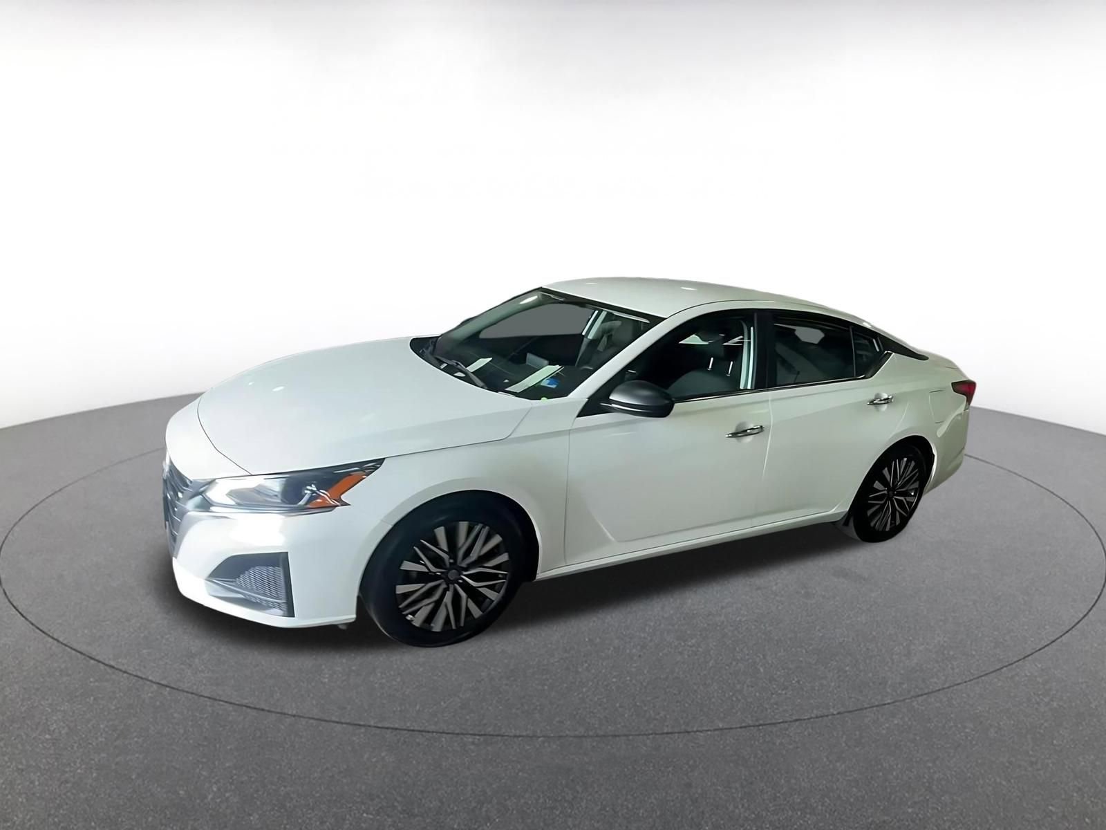 Used 2025 Nissan Altima 2.5 SV FWD image 8