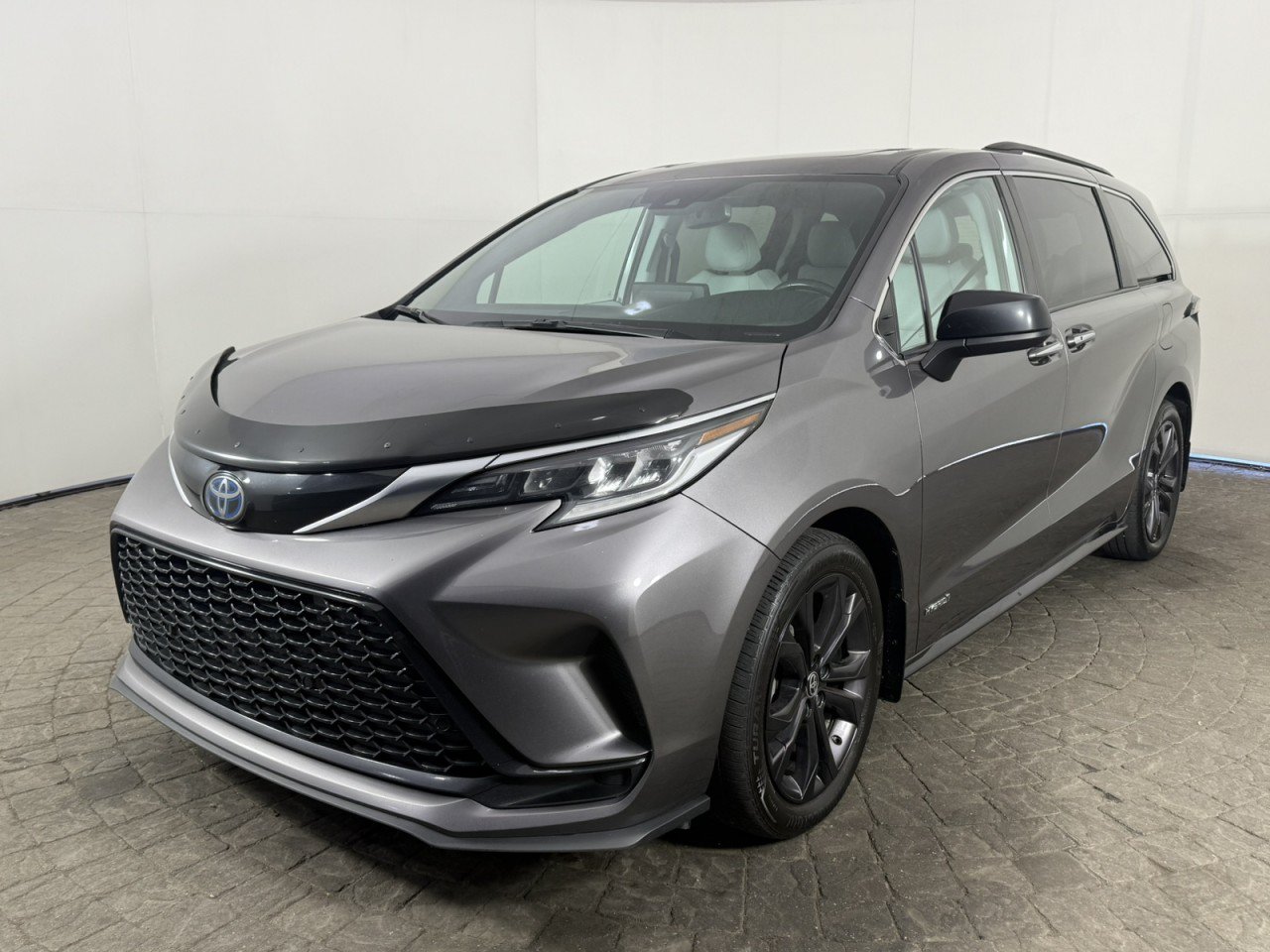 Used 2021 Toyota Sienna XLE FWD image 3