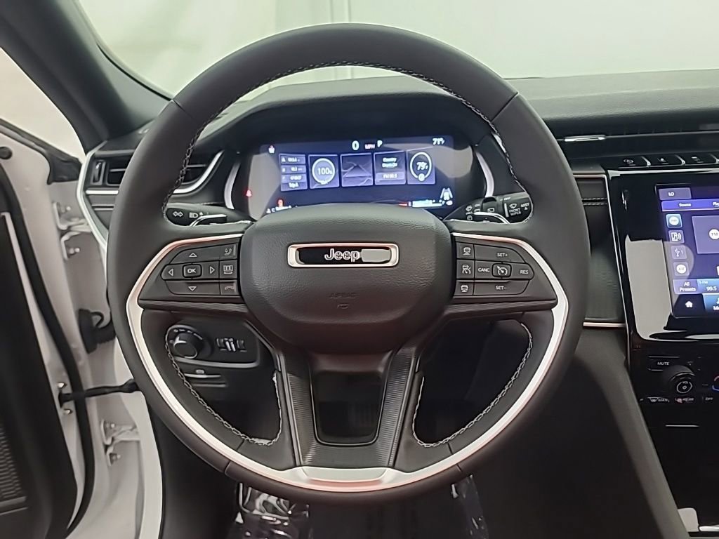 Used 2024 Jeep Grand Cherokee Laredo X image 30