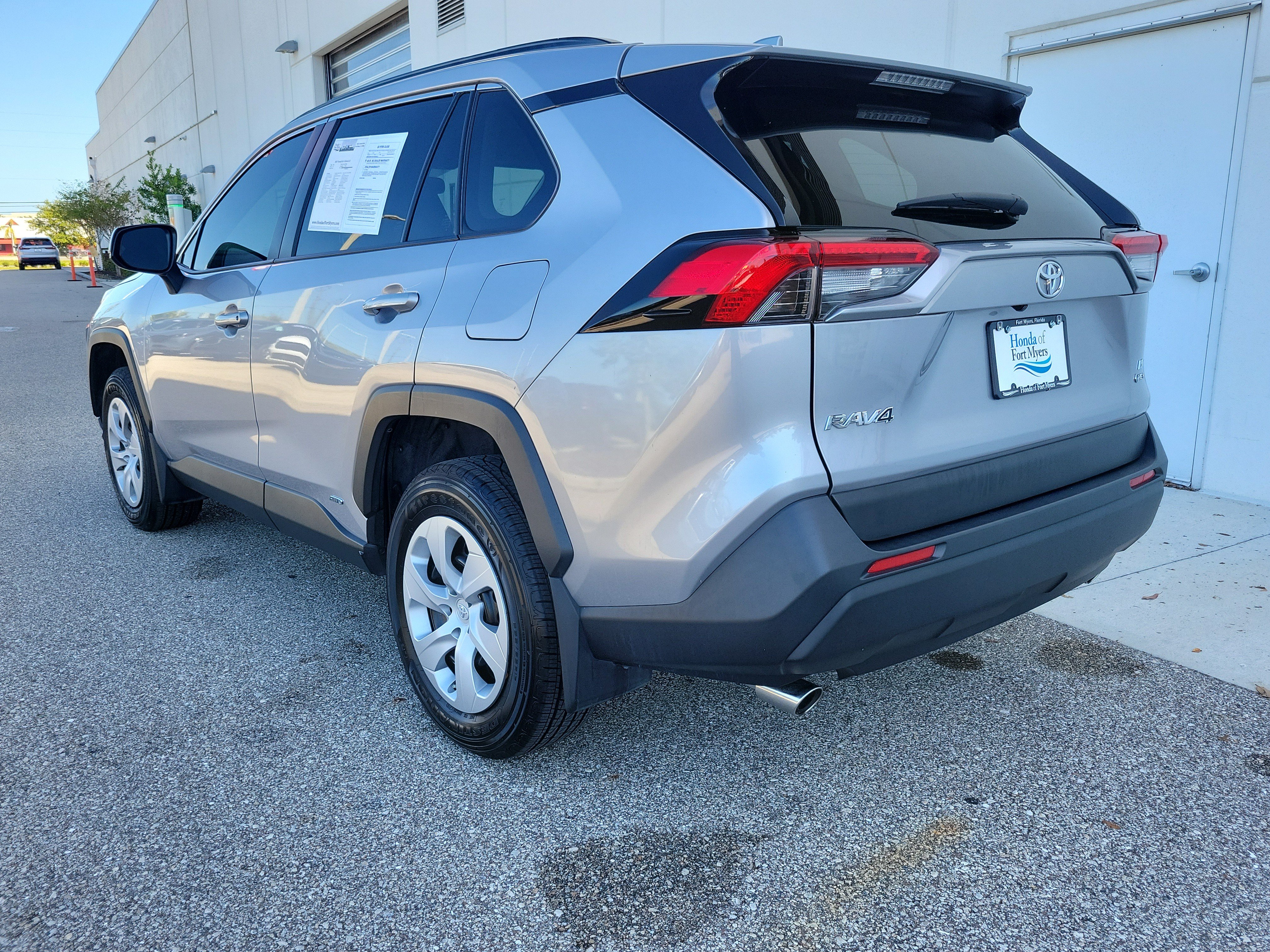Used 2025 Toyota RAV4 LE AWD/4WD image 4