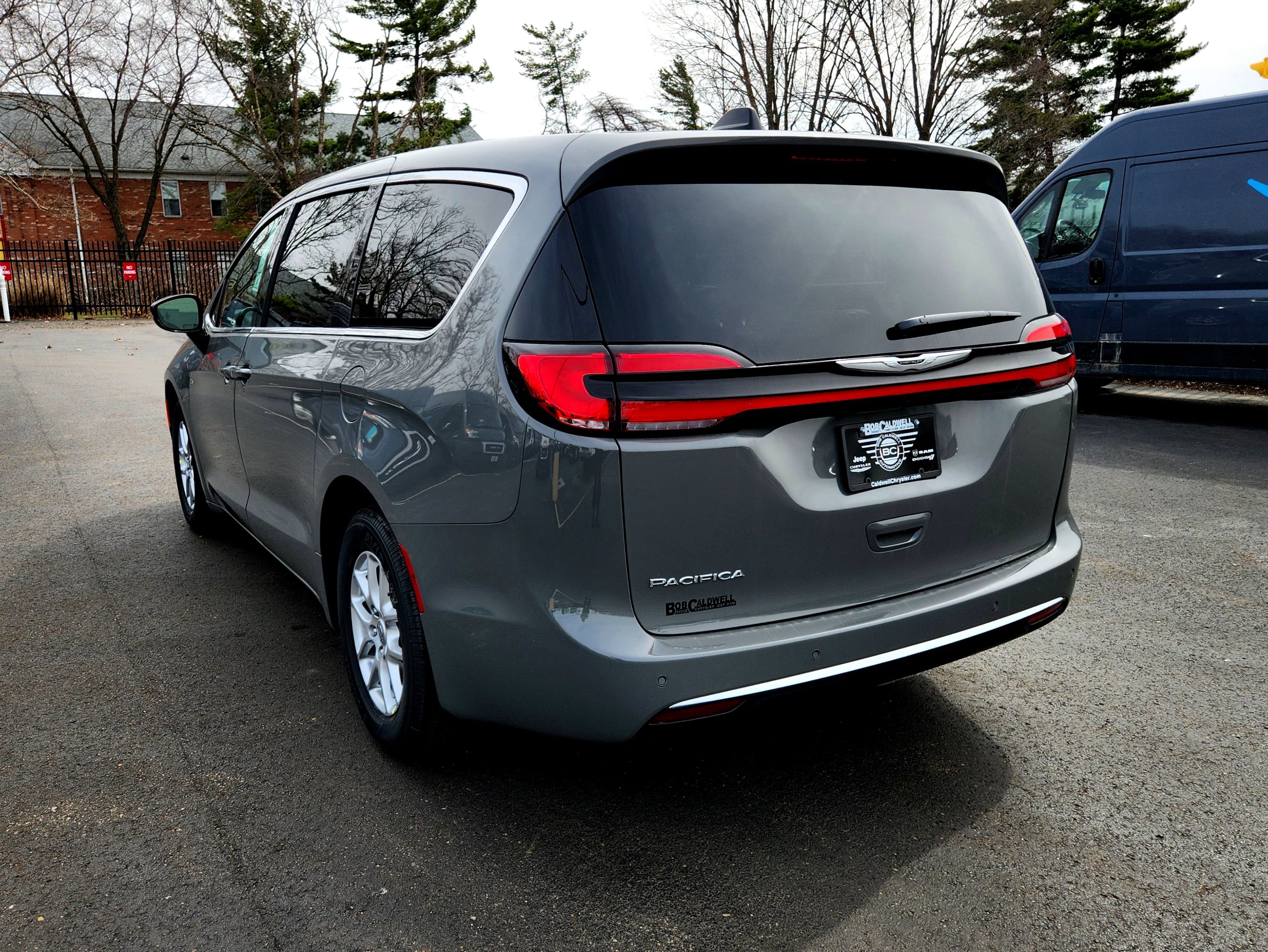 New 2025 Chrysler Pacifica Select image 7