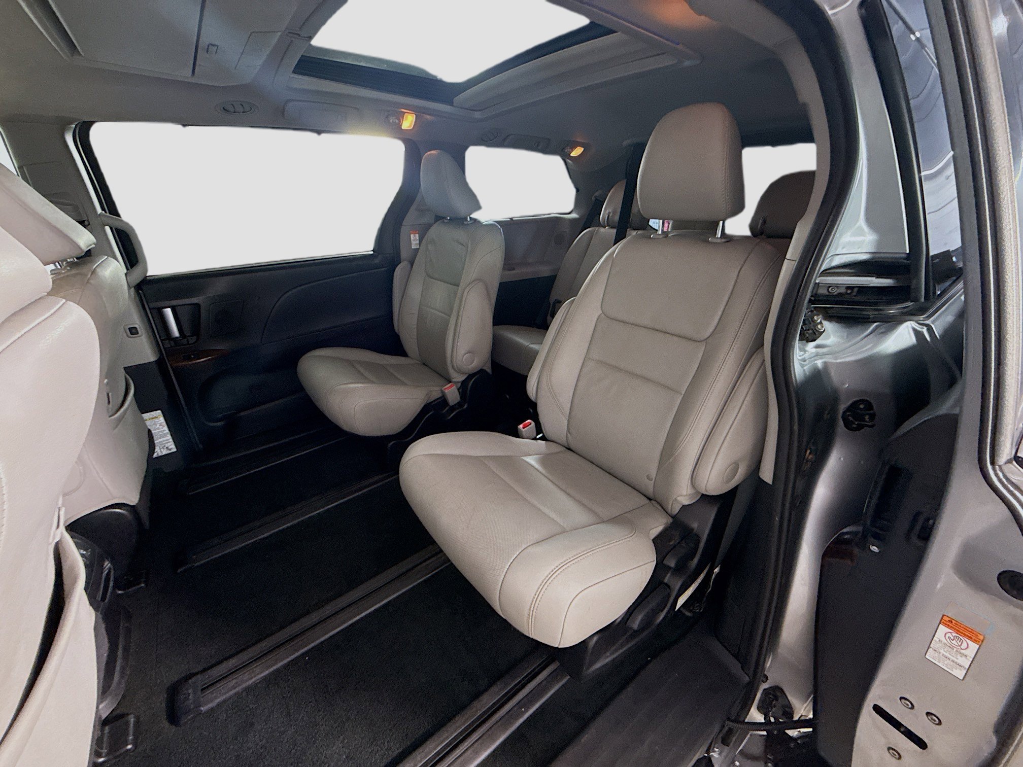Used 2017 Toyota Sienna Limited Premium image 25
