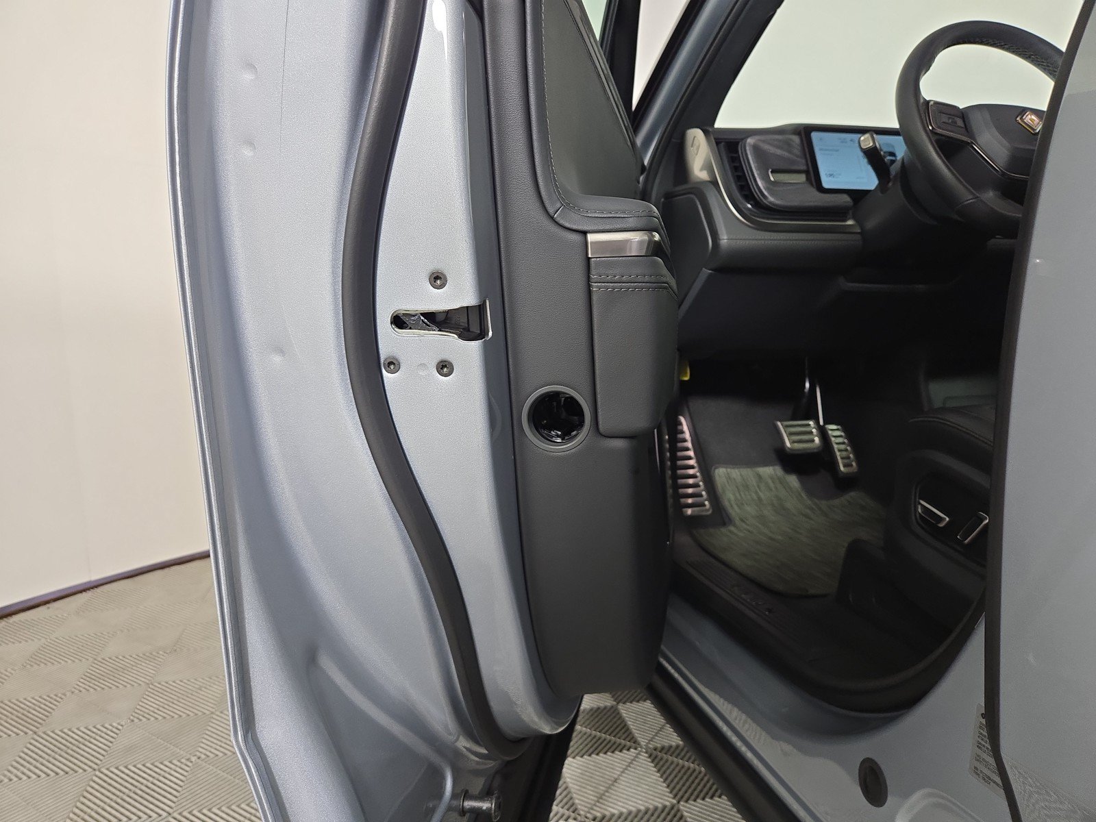 Used 2024 Rivian R1T Adventure AWD/4WD image 30