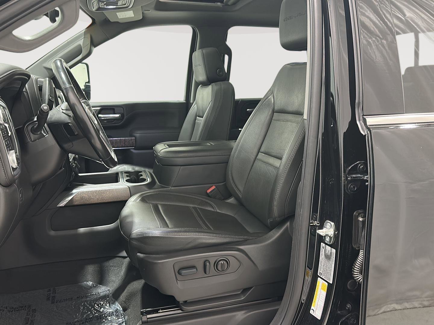 Used 2022 GMC Sierra 3500 Denali w/ Denali Ultimate Package image 17
