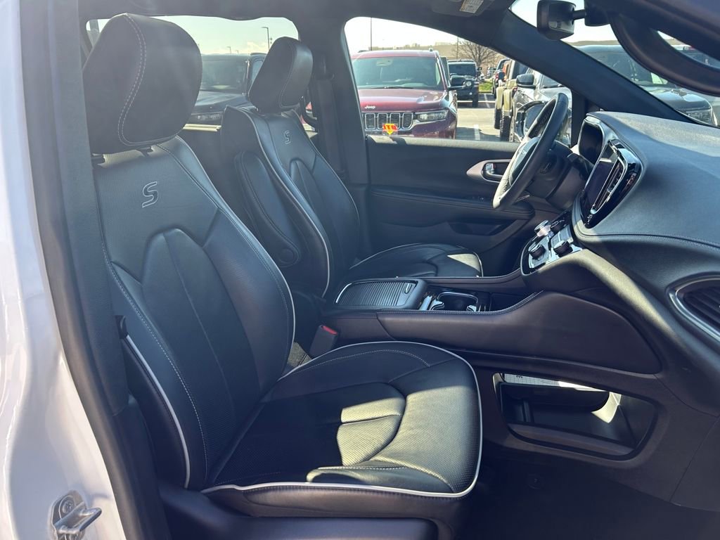 Certified 2025 Chrysler Pacifica Limited image 27