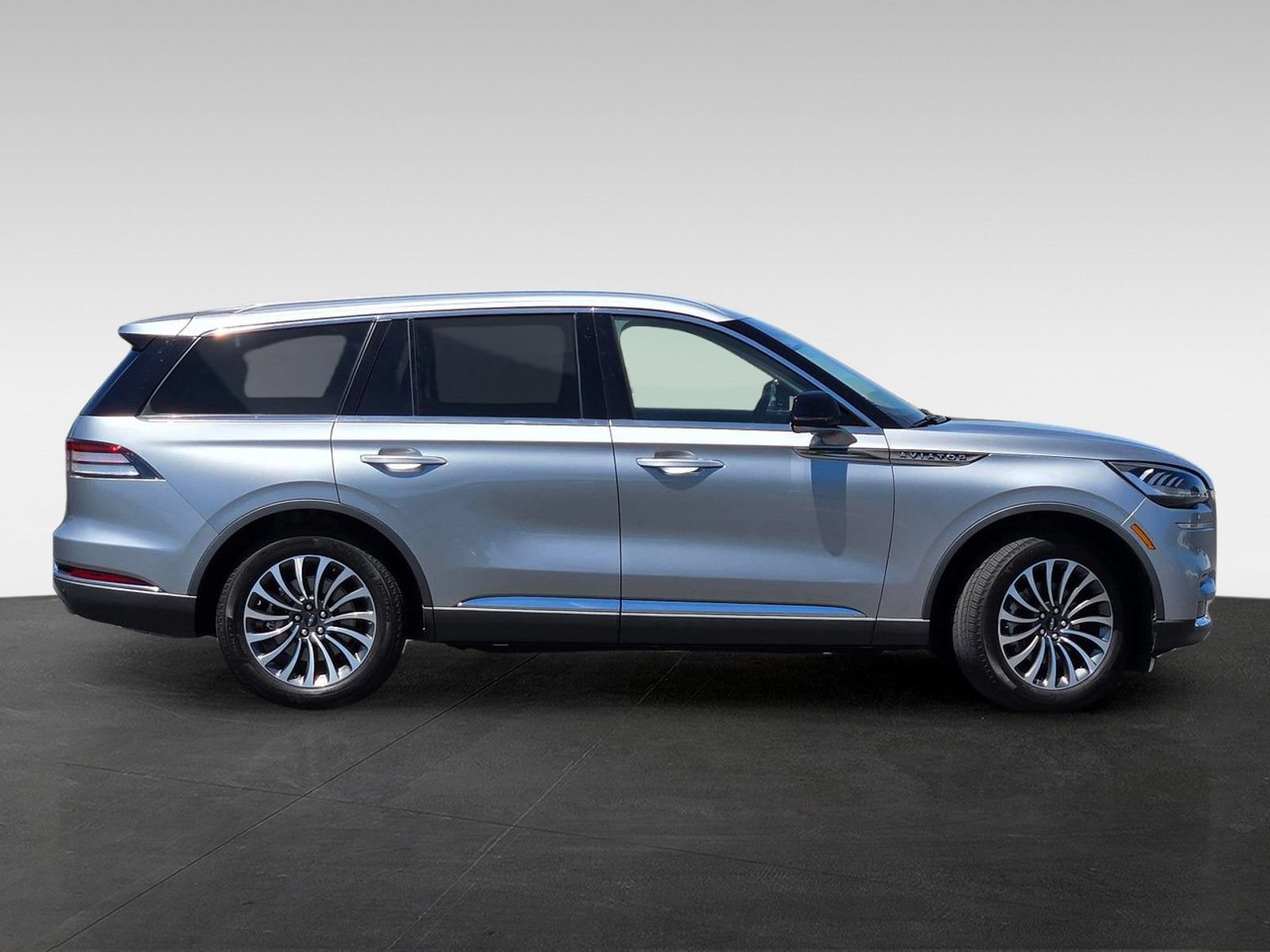 Used 2024 Lincoln Aviator 2WD w/ Premium Package image 3