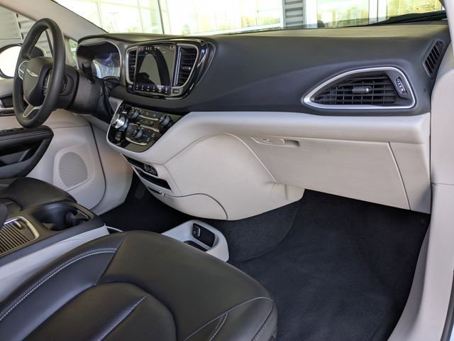 Used 2023 Chrysler Pacifica Touring-L FWD image 4