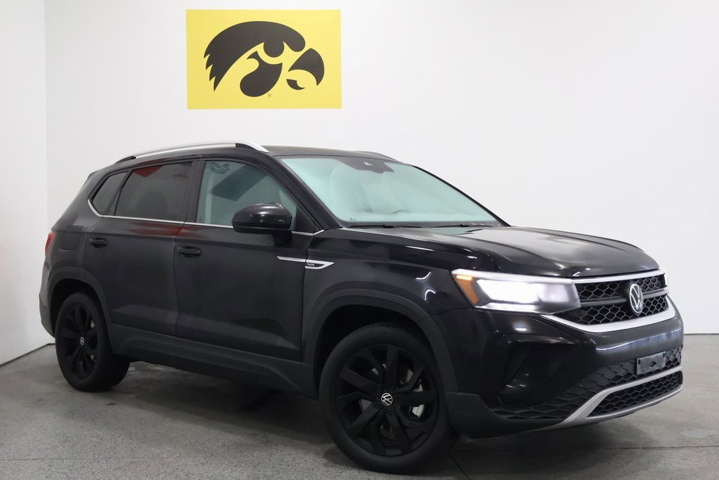 Used 2023 Volkswagen Taos SE w/ Panoramic Sunroof Package image 2