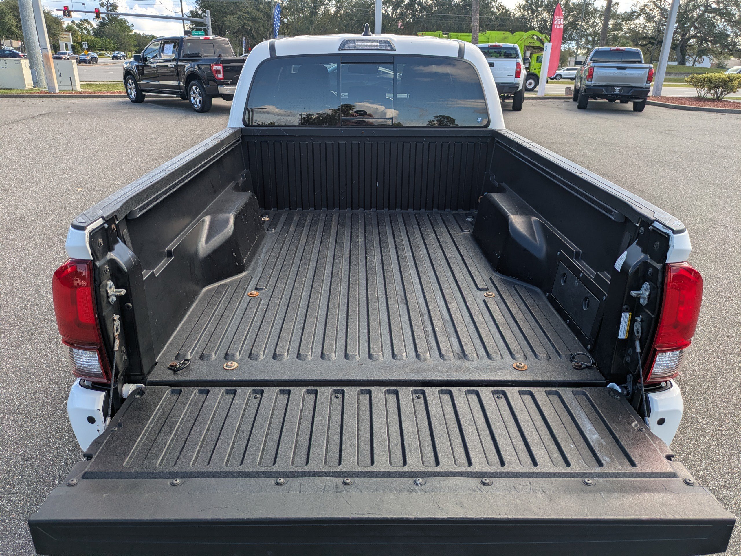 Used 2022 Toyota Tacoma SR5 RWD image 13