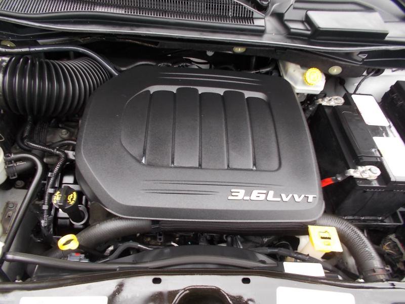 Used 2016 Chrysler Town & Country Touring image 18