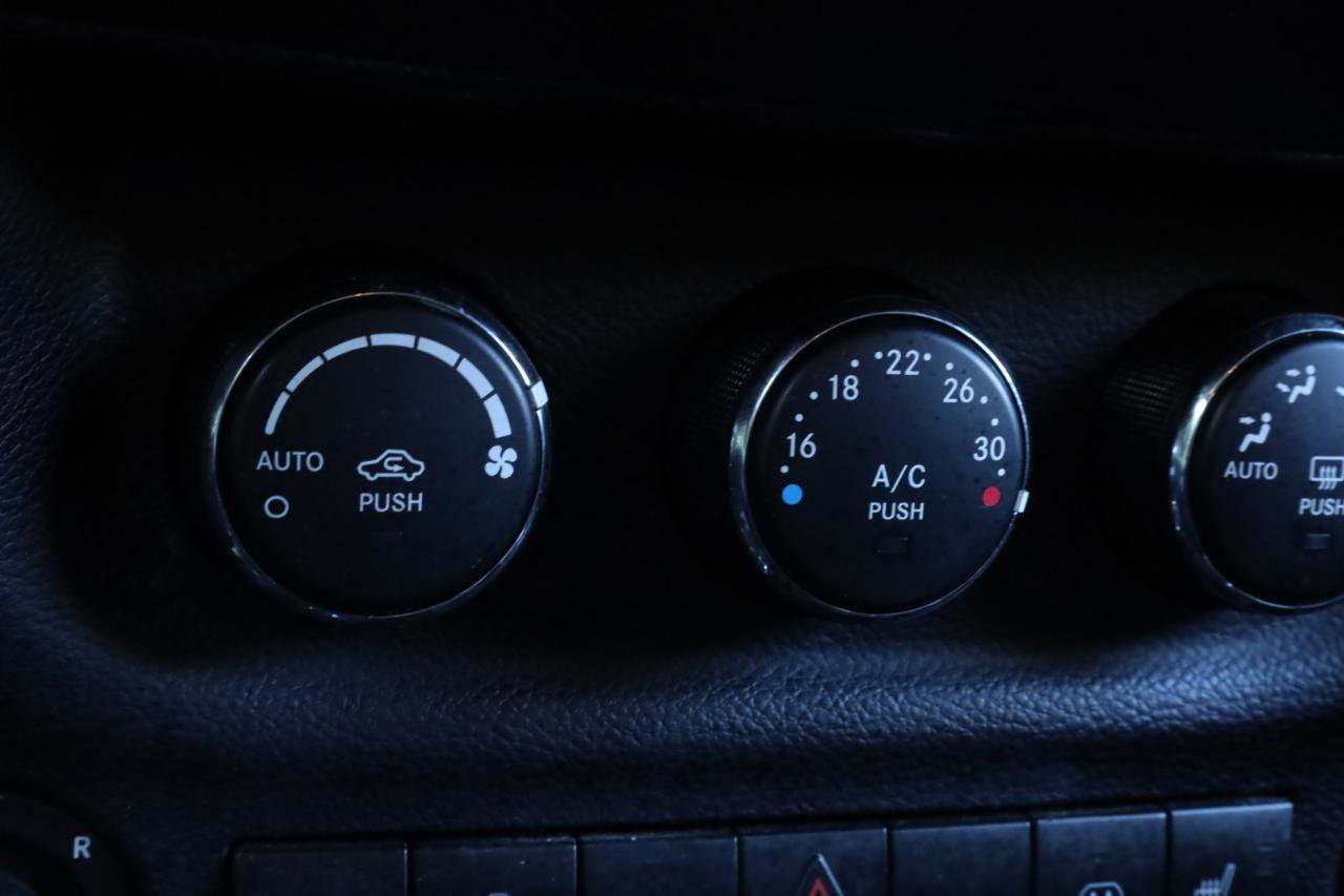 Used 2018 Jeep Wrangler Unlimited Rubicon w/ Cold Weather Group AWD/4WD image 9