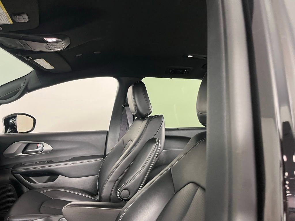 Used 2025 Chrysler Pacifica Select image 22