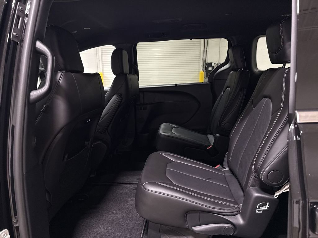 New 2026 Chrysler Pacifica Select image 21